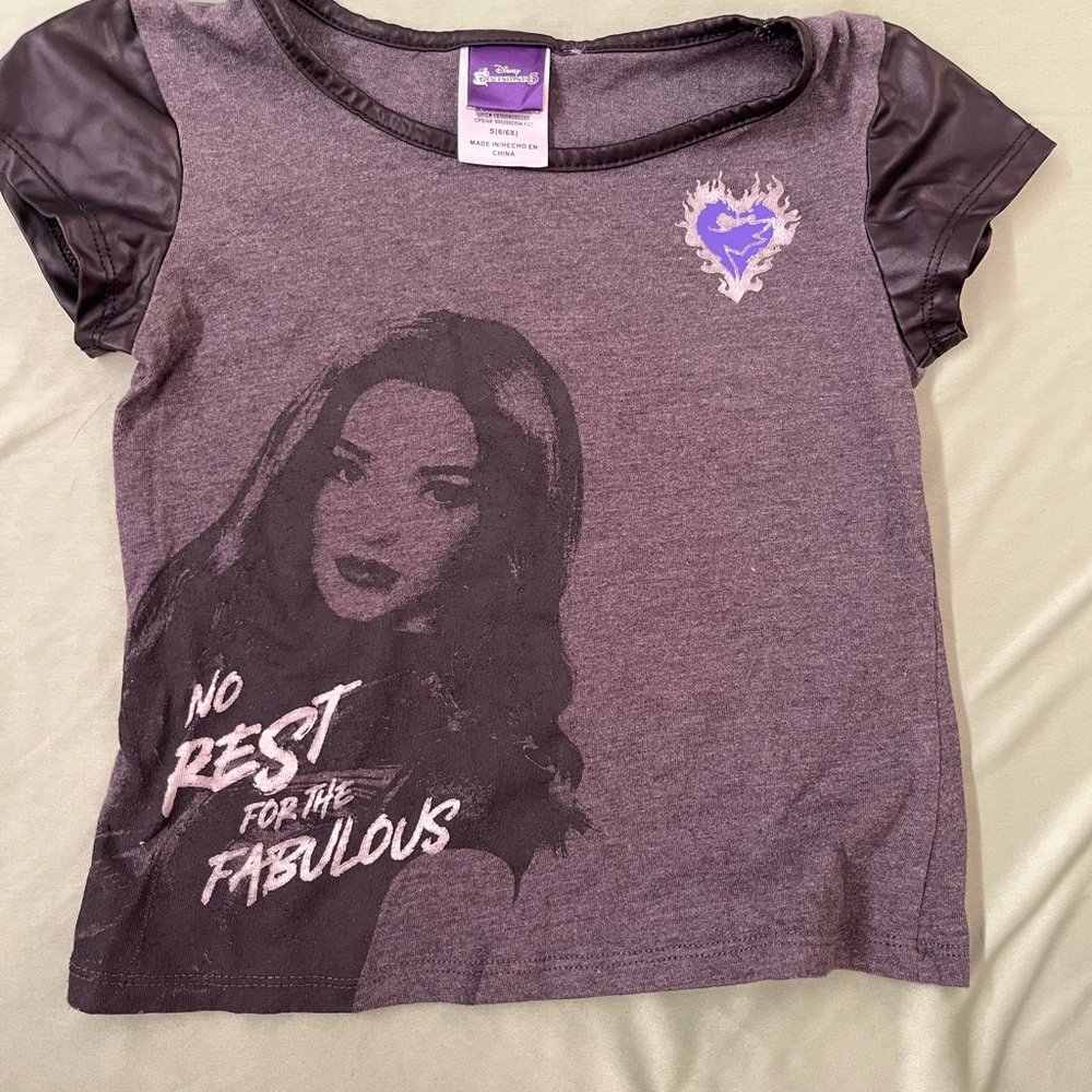 Disney Descendants Gray and Black Short Sleeve Tee